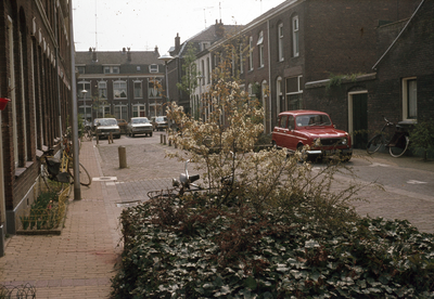 821896 Gezicht in de als woonerf ( leefstraat ) ingerichte Graanstraat te Utrecht. Op de achtergrond enkele huizen aan ...